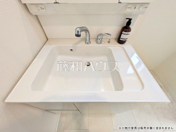 D号棟　洗面室　 洗面化粧台のボウルは汚れにくく、幅も広めでお掃除も楽々できます。 【新座市新堀１丁目】