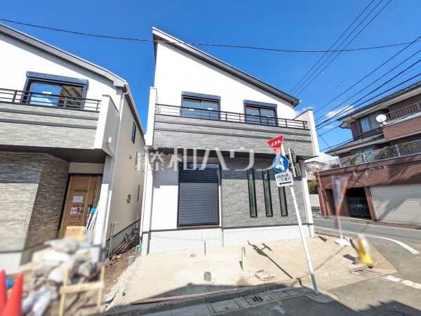 3号棟　 屋根や壁面にアクセント色を使用し、メリハリのある外観デザインとなっております。 【練馬区東大泉２丁目】