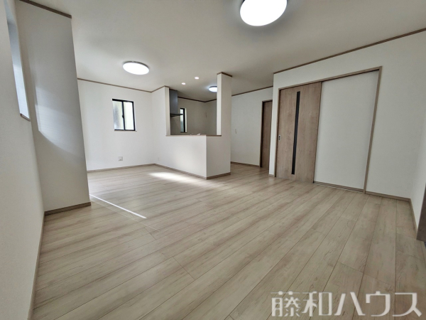 リビング　【春日井市堀ノ内町北１丁目】