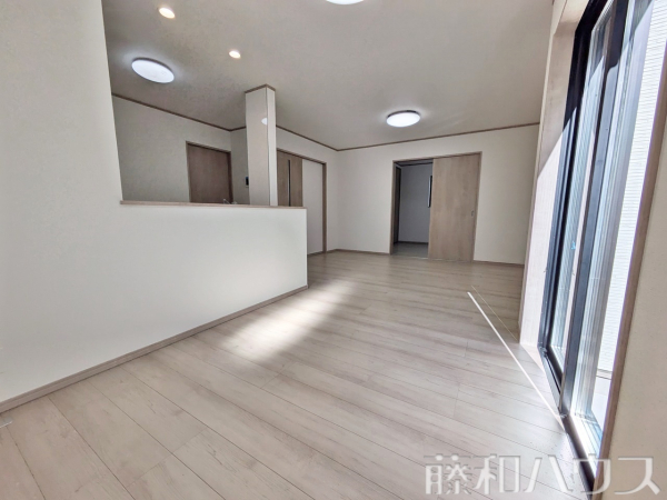 リビング　【春日井市堀ノ内町北１丁目】