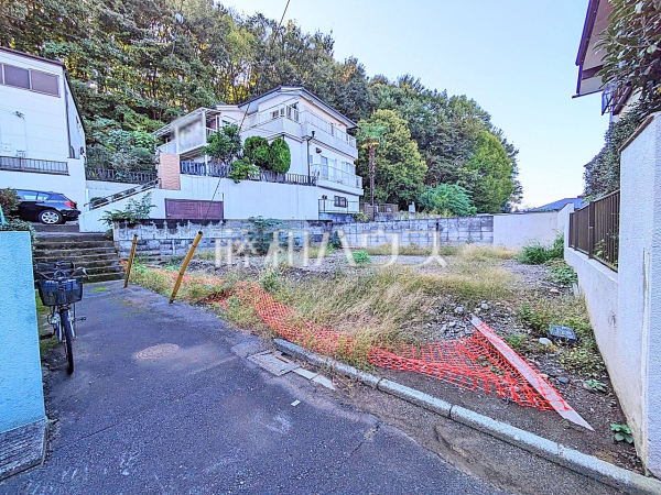 接道状況および現場風景　【日野市新町３丁目】　
一戸建ての多いエリアのため、静かで落ち着いた雰囲気の街並みです。