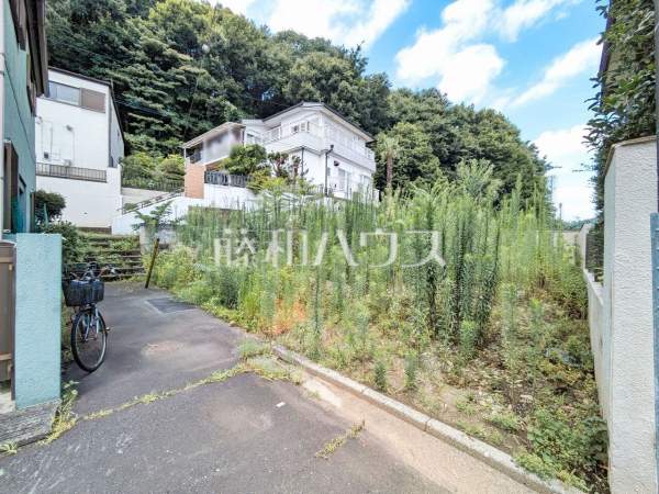 接道状況および現場風景　【日野市新町３丁目】 平日のご案内も可能です。まずはお気軽にお問合せ下さいませ。 