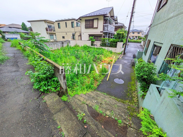 接道状況および現場風景　【日野市新町３丁目】　
周辺環境はもちろん、日当たりや設備仕様など、実際に行ってみないと分からないことも多くございます。ご案内いたしますので、お気軽にお問い合わせください。