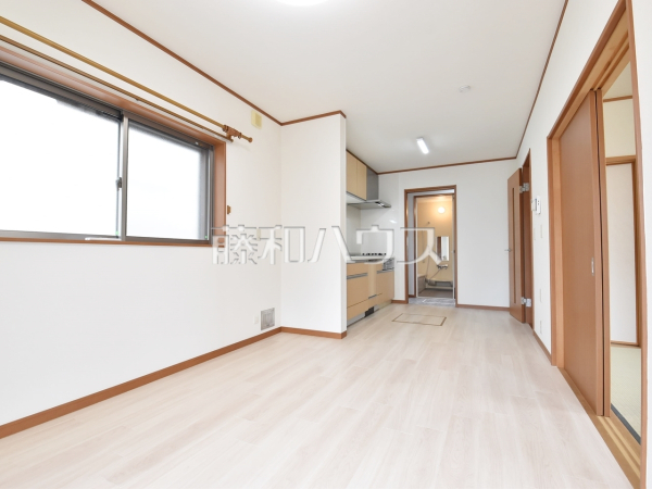 リビングに隣接する居室の引き戸を開ければさらに開放感が広がります。　【東村山市恩多町２丁目】