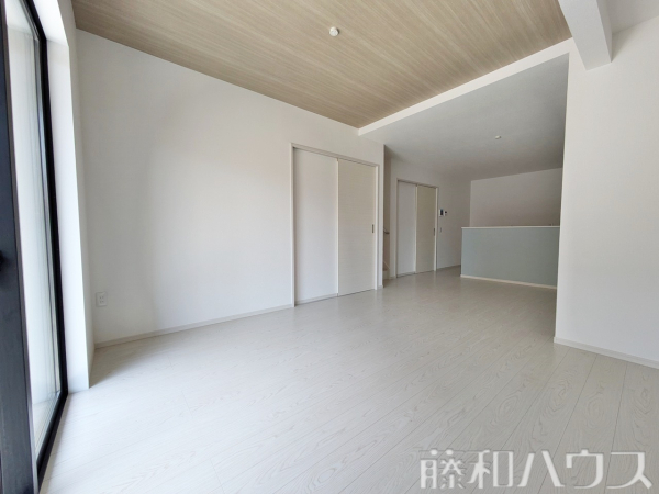 リビング　【尾張旭市西山町２丁目】