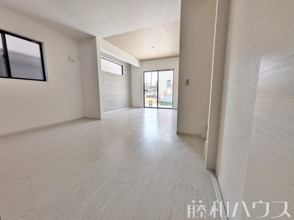 リビング　【尾張旭市西山町２丁目】