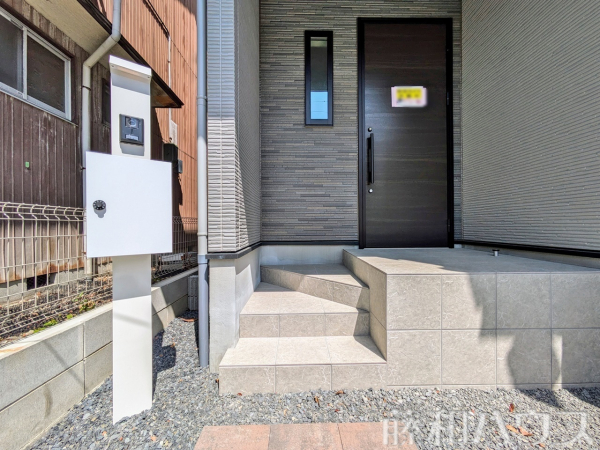 玄関　【尾張旭市西山町２丁目】