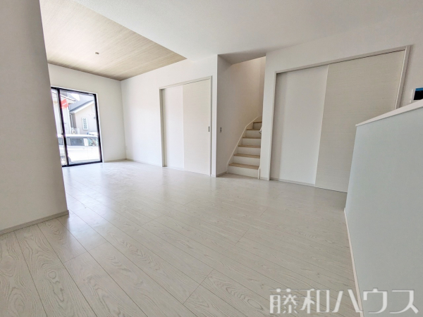 リビング　【尾張旭市西山町２丁目】