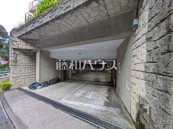 駐車場　【ファミール高幡不動】