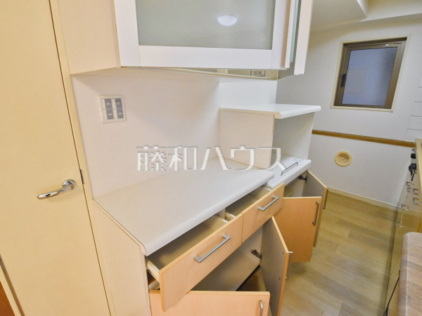 食器類もすっきりと片付く収納力。家事をしながら会話も弾みます。　【ピアレージュ三鷹】