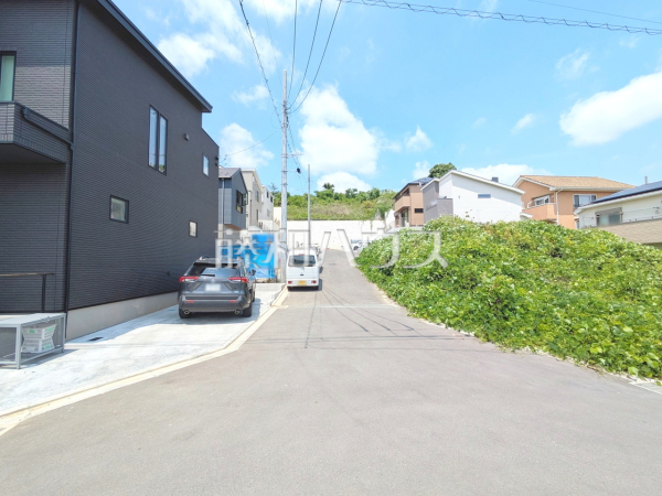 接道状況および現場風景　見学はしたいけど、なかなか時間が取れない・・・そんな方に出勤前や仕事終わりにマイホームを見学できるサポートをいたします！【多摩市関戸５丁目】