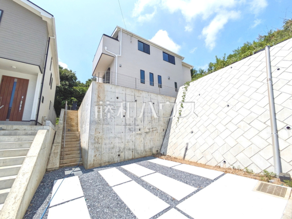 3号棟　外観　道路から奥まった住まいは、車や人通りも気にならずプライバシーの確保された住空間を保つことができます。【多摩市関戸５丁目】