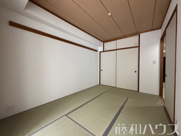 イグサの香りに癒される和室。収納もたっぷりで助かります。便利な長押付き。　【勝川パーク・ホームズ】