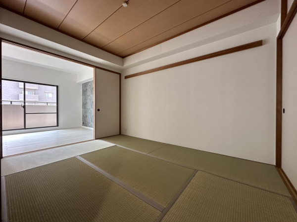 和室　【勝川パーク・ホームズ】　2Way仕様の和室はリビングと一体利用が出来ます。木調天井がおしゃれです。