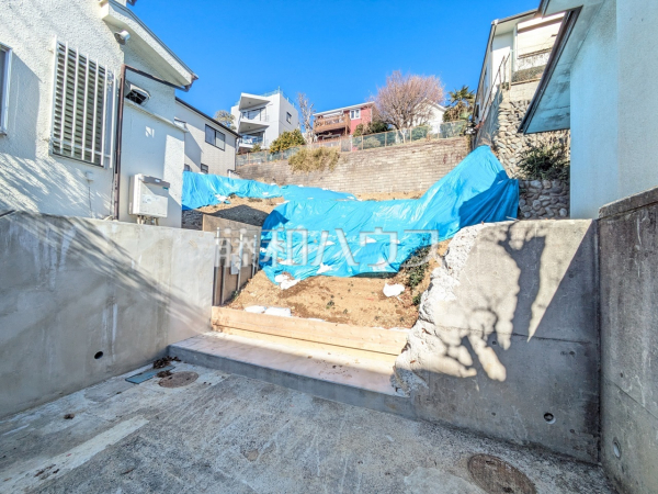 現地写真　【国分寺市南町２丁目】道路から奥まった旗竿地は、小さなお子様が急に道路に飛び出てしまうことを防ぎます。安心してお庭で遊ぶことができますね。
