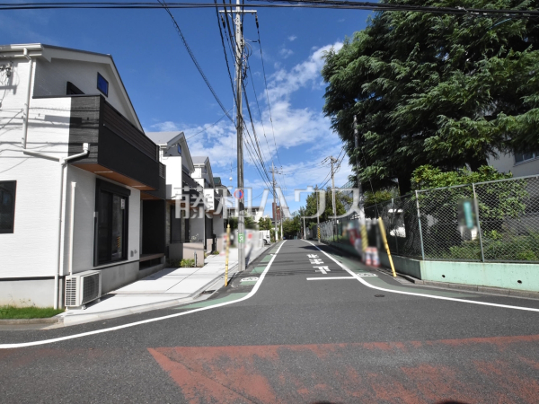 接道状況および現場風景　【世田谷区桜上水３丁目】 前面道路6.2mなので、運転が少し苦手な方でも運転・駐車がしやすそうですね。 