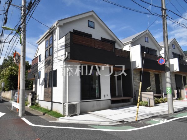 現場風景　【世田谷区桜上水３丁目】 各棟、個性的な間取りでご家族皆様のニーズにこたえます。5家族のために、明るく寛ぎに満ちた間取りをご用意しています。　 