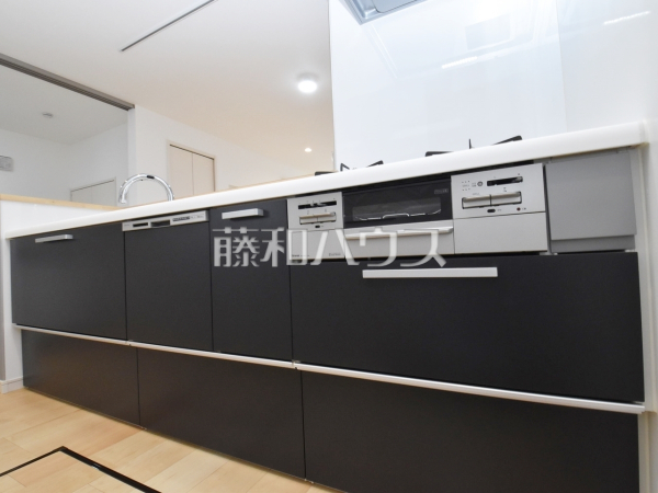 D号棟　キッチン　【世田谷区桜上水３丁目】
使いやすくスタイリッシュなシステムキッチンには、毎日お使いになる方の視点が存分に活かされています。　