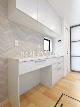 D号棟　カップボード　【世田谷区桜上水３丁目】
キッチンにはパントリーとしても使える収納やカップボード付きで収納もバッチリ！家事がはかどりそうですね。　