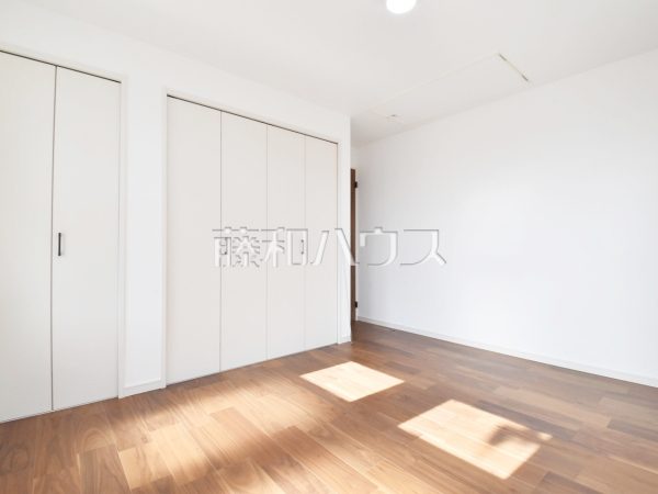 E号棟　居室　【世田谷区桜上水３丁目】
各居室にはクローゼットを完備し、家具を置くスペースが確保しやすい設計がされております。　