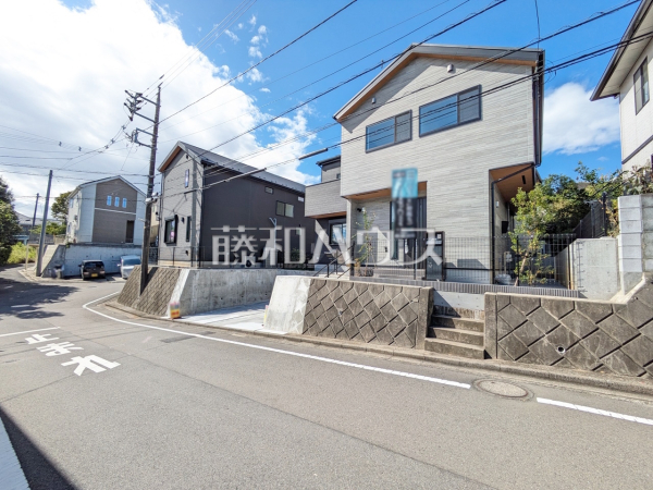 ■接道状況および現場風景■
３棟とも外観の表情を変え、個性豊かに仕上がりました。喧騒から離れ落ちついた環境と、こだわりの家を求める方におすすめの新邸です。【多摩市連光寺６丁目】