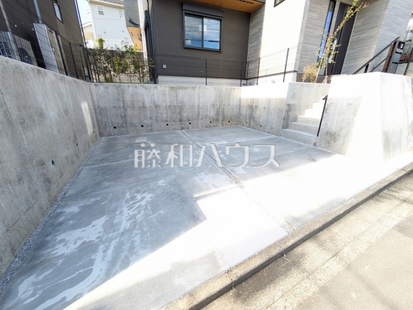 3号棟　カースペース　【多摩市連光寺６丁目】
来客時にも便利な駐車2台可能（車種による）