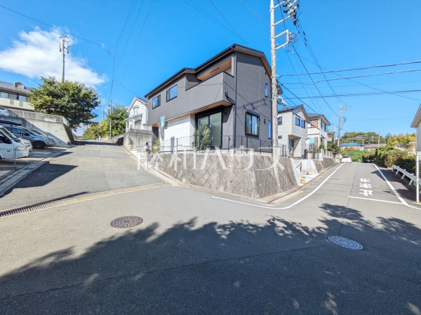 ■接道状況および現場風景■
１号棟は贅沢な南東角地に面しています。また前面道路は6ｍと幅広なため、お車の運転も心配ありません。【多摩市連光寺６丁目】