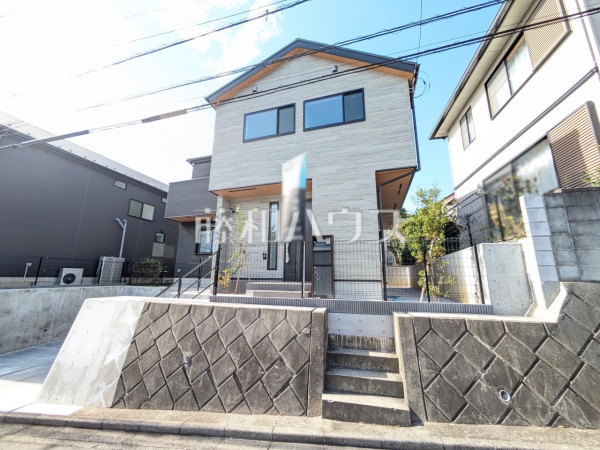 3号棟　外観　【多摩市連光寺６丁目】
道路面よりやや高い位置で建築しているため、1階でも人の目線が気になることはありません。　