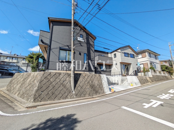 ■外観■
周辺は静かな環境で子育てファミリーに嬉しい住環境です。バスを使えば京王線・小田急線の2沿線利用可能な永山駅方面と、京王本線の通る聖蹟桜ヶ丘駅へとアクセスできます。【多摩市連光寺６丁目】