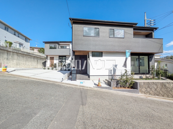 ■外観■
戸建住宅が立ち並ぶ住宅地。静かな時間の流れ。ゆっくりと傾きを変えていく陽の光が美しく清楚な家々を色鮮やかに演出してくれます。【多摩市連光寺６丁目】