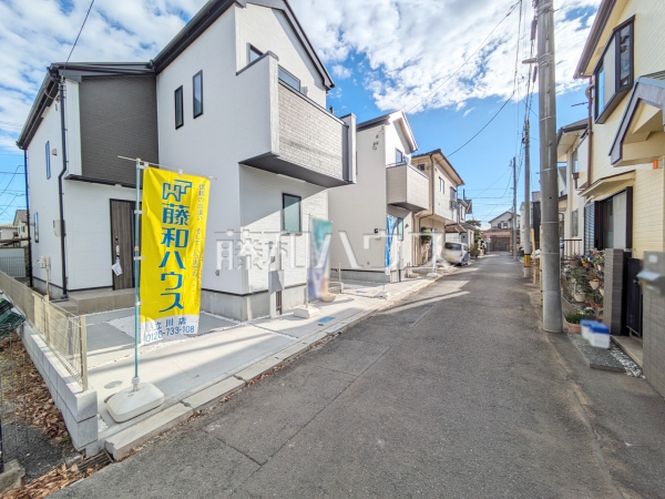 接道状況および現場風景　　ご家族ぞれぞれの思い出と、どこまでも広がる空を独り占め！晴れ渡った青空の袂に、暖かな光に包まれ四季折々の風を感じる、幸せの空間がここに。【昭島市朝日町３丁目】