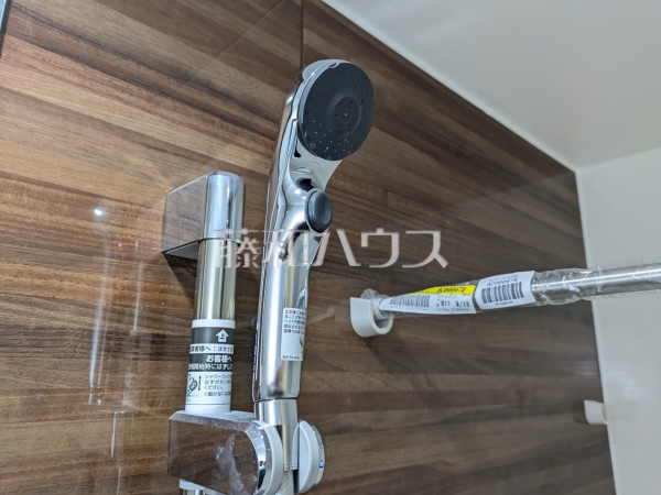 1号棟　浴室のシャワーは手元で止水ができるスイッチ付シャワーヘッドにより、さらに節水効果がアップします。　　【昭島市朝日町３丁目】
