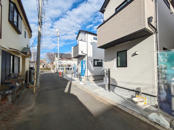 接道状況および現場風景　　 一戸建ての多いエリアのため、静かで落ち着いた雰囲気の街並みです。 【昭島市朝日町３丁目】