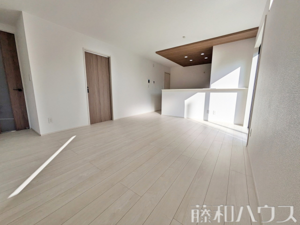 リビング　【名古屋市北区六が池町】