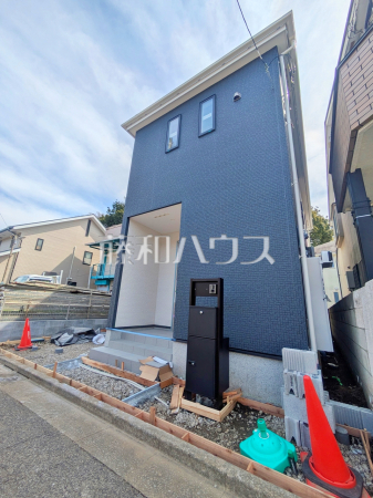 外観　【練馬区南大泉１丁目】「スタイリッシュな外観」「シンプルな空間」を併せ持つ新邸です。洗練されたデザインが、日々の暮らしを鮮やかに演出します。
