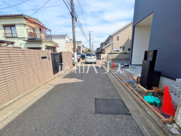 接道状況および現場風景　【練馬区南大泉１丁目】周辺環境や日当たりなど、実際に行ってみないと分からないことも多くございます。営業担当がご案内いたしますので、お気軽にお問い合わせください。