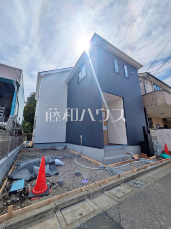 外観　【練馬区南大泉１丁目】モノトーンを中心とした配色の現代的なデザイン。直線的ですっきりとしたスクエアなデザインが、お客様のお住まいを都会的に印象づけます。
