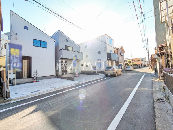 接道状況および現場風景　【八王子市日吉町】 見学はしたいけど、なかなか時間が取れない・・・そんな方に出勤前や仕事終わりにマイホームを見学できるサポートをいたします。 