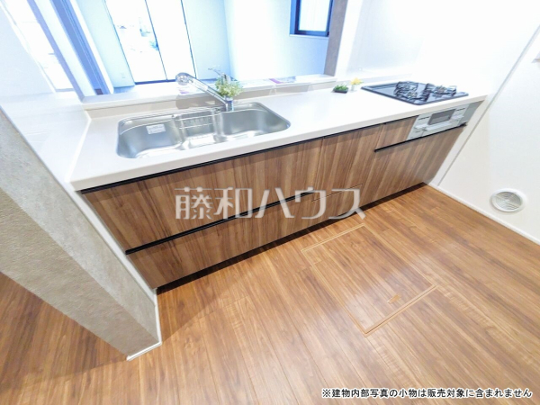 4号棟　キッチン　ご家族の様子がわかり、会話も楽しめる対面式システムキッチン【八王子市日吉町】