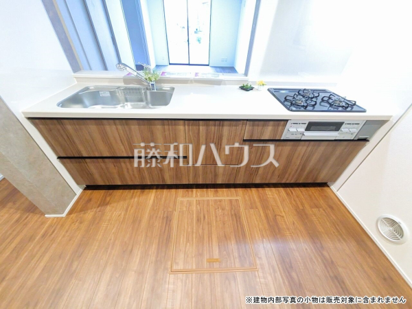 4号棟　キッチン　ご家族やお友達とのお食事やティータイムを楽しめる対面キッチン。お食事やお茶の準備をしながらでも、自然と会話の輪が広がります【八王子市日吉町】