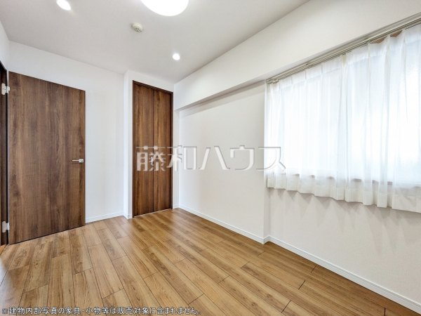 ≪居室≫木目が美しいウッディなフローリングの居室は、穏やかで心安らぐ空間となるでしょう。【ランドコートつつじヶ丘】　