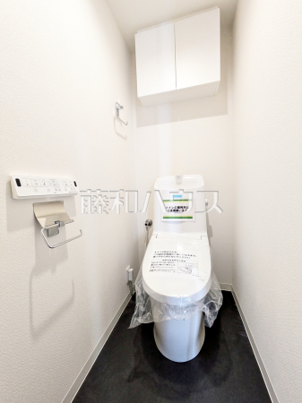 ≪トイレ≫トイレには収納完備！　　【ランドコートつつじヶ丘】