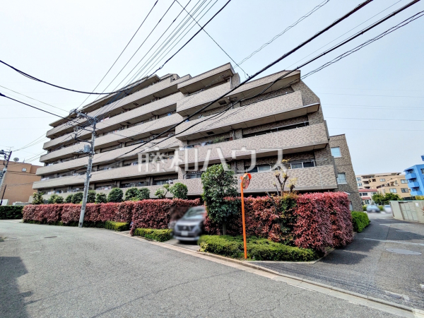 ≪外観≫京王線「つつじヶ丘」駅徒歩10分！この恵まれたロケーションによる幸福感は、毎朝の通勤時にしっかりと感じられるのではないでしょうか。【ランドコートつつじヶ丘】