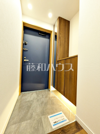 ≪玄関≫玄関には姿見がございます。身だしなみを最終チェックをして出掛けましょう！　【ランドコートつつじヶ丘】
