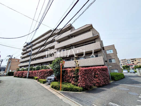 ≪外観≫ 周辺環境はもちろん、日当たりや設備仕様など、実際に行ってみないと分からないことも多くございます。営業担当がご案内いたしますので、お気軽にお問い合わせください。 【ランドコートつつじヶ丘】