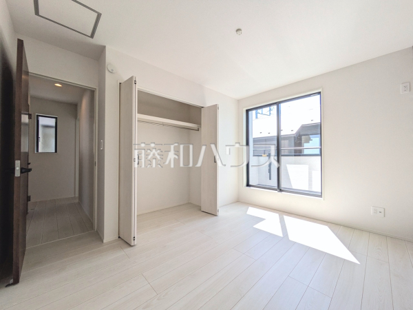 ≪2号棟　居室≫各部屋に収納も完備されるため、部屋もしっかり片付きそうですね♪【府中市新町２丁目】