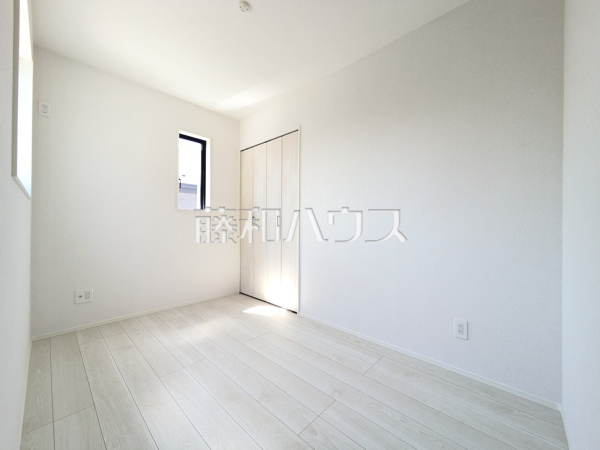 ≪2号棟　居室≫全居室角部屋仕様で2面採光を実現！お天気の良い日には窓を開けて換気もできるので気持ち良いですね。【府中市新町２丁目】