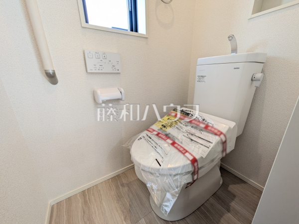 ≪2号棟　トイレ≫換気を取る窓サッシもついているため、いつでも清潔な空間を保てますね♪【府中市新町２丁目】