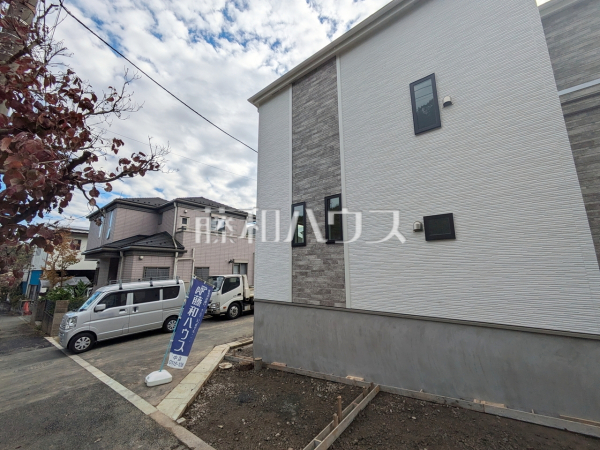 ≪接道状況≫周囲に高い建物のないエリアのため、空が大きく感じます。【稲城市坂浜】