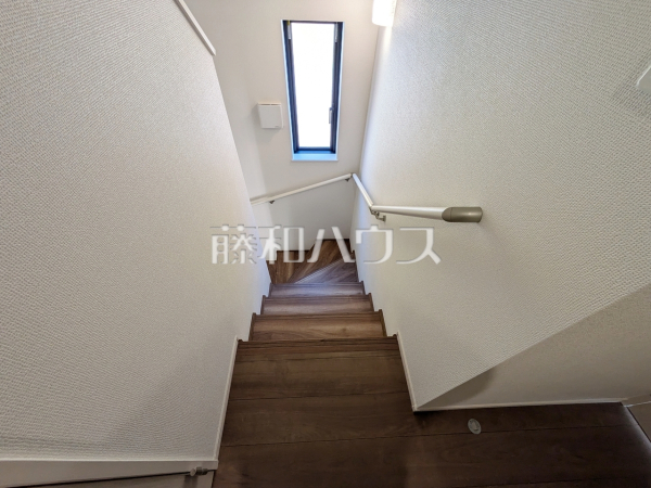 ≪その他内観≫手すり付きの階段はご高齢の方やお子様も安心な設計です。【稲城市坂浜】